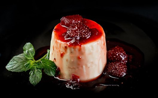 Panna cotta con frutillas al Aceto
